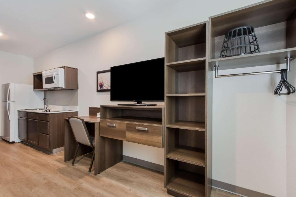 Kuchyň nebo kuchyňský kout v ubytování WoodSpring Suites Tamarac