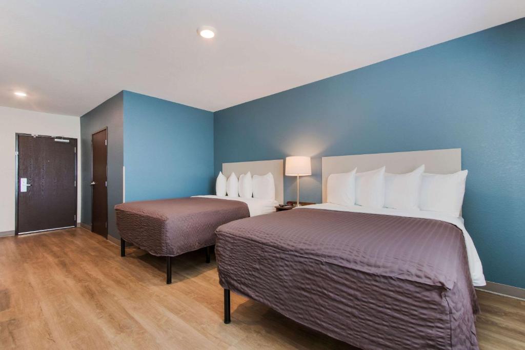 Postel nebo postele na pokoji v ubytování WoodSpring Suites Tamarac