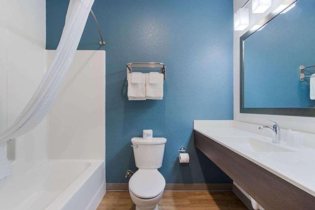Koupelna v ubytování WoodSpring Suites Tamarac