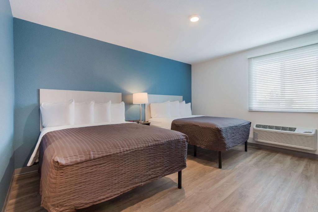 Postel nebo postele na pokoji v ubytování WoodSpring Suites Tamarac