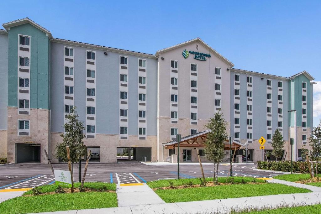 eine Darstellung eines Hotels mit Parkplatz in der Unterkunft WoodSpring Suites Doral Miami Airport in Miami