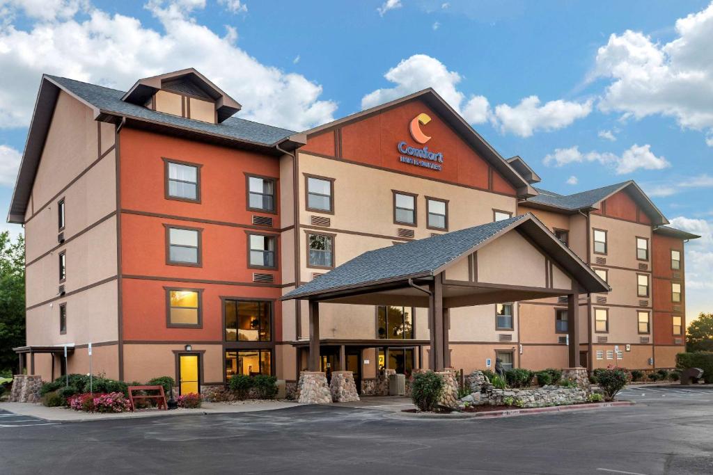 um hotel com um edifício num parque de estacionamento em Comfort Inn & Suites Branson Meadows em Branson