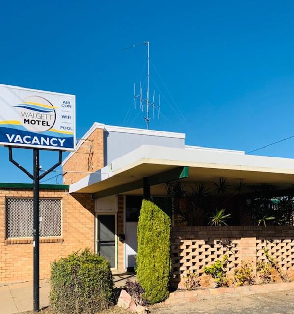 un cartel frente a un restaurante vaughan en Walgett Motel en Walgett