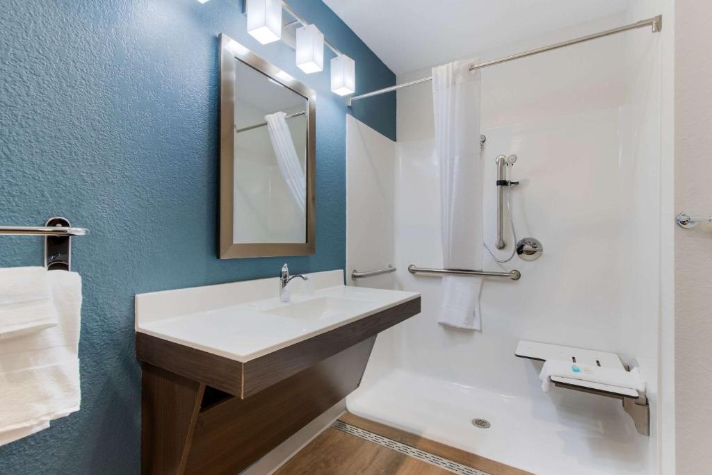 Koupelna v ubytování WoodSpring Suites Tamarac