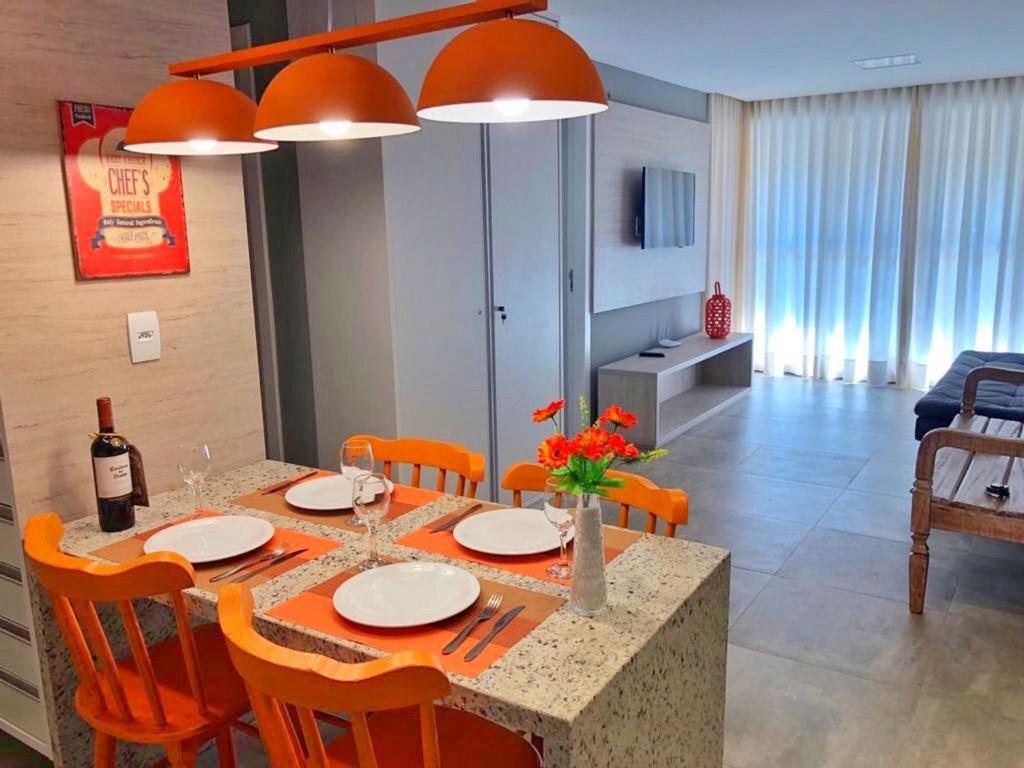 Kuchyň nebo kuchyňský kout v ubytování GUARAJUBA PARAÍSO DAS ÁGUAS - O ORIGINAL - são 12 APTS com 1, 2, e 3 quartos - PIONEIROS nesta plataforma desde 2016, OFERECEMOS CREDIBILIDADE - SE LIGA, temos o perfil com o maior número de avaliações positivas da região, seu PET é bem-vindo