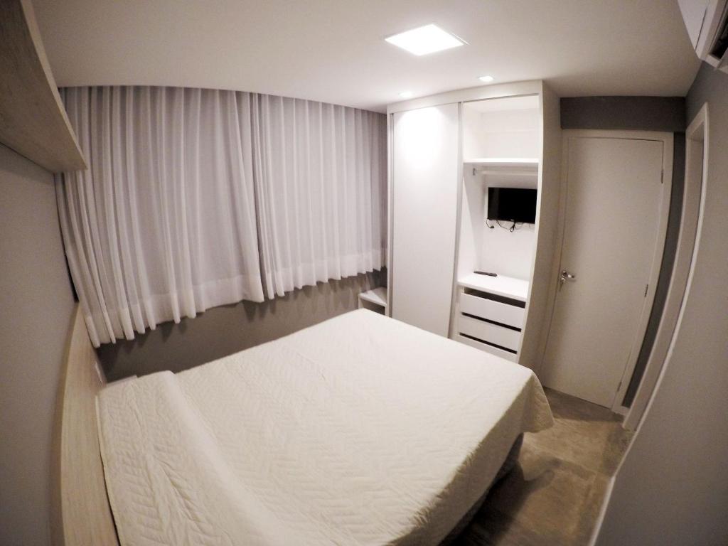 Postel nebo postele na pokoji v ubytování GUARAJUBA PARAÍSO DAS ÁGUAS - O ORIGINAL - são 12 APTS com 1, 2, e 3 quartos - PIONEIROS nesta plataforma desde 2016, OFERECEMOS CREDIBILIDADE - SE LIGA, temos o perfil com o maior número de avaliações positivas da região, seu PET é bem-vindo
