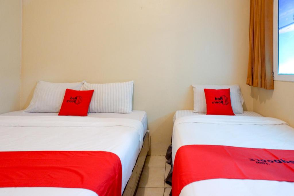 Postel nebo postele na pokoji v ubytování RedDoorz near Universitas Diponegoro Semarang 2
