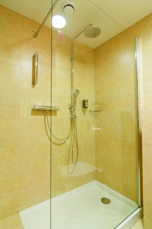Ramada by Wyndham Oradea - Deluxe 2 Twin Beds Non-Smoking Room