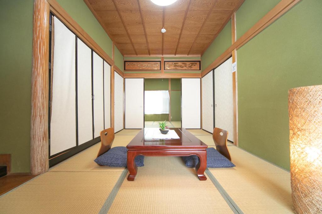 Postel nebo postele na pokoji v ubytování Yokkaichi Hazunaka Hotel