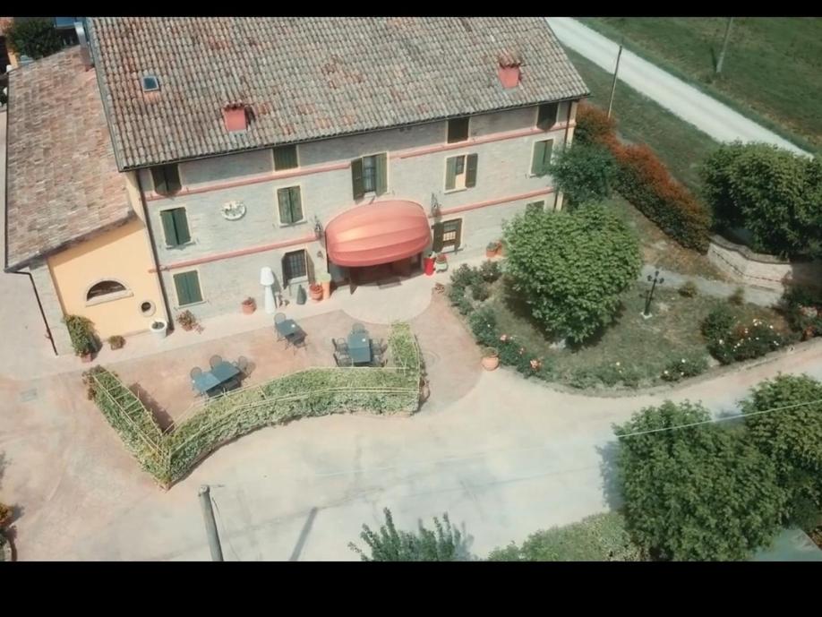 an aerial view of a large house with a yard at Agriturismo La Brezza in Castelnovo di Sotto