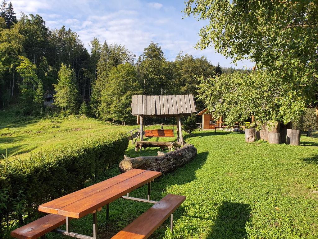 Kamna GoricaにあるKoča Goška ravanの草原に腰掛けた木製のベンチ