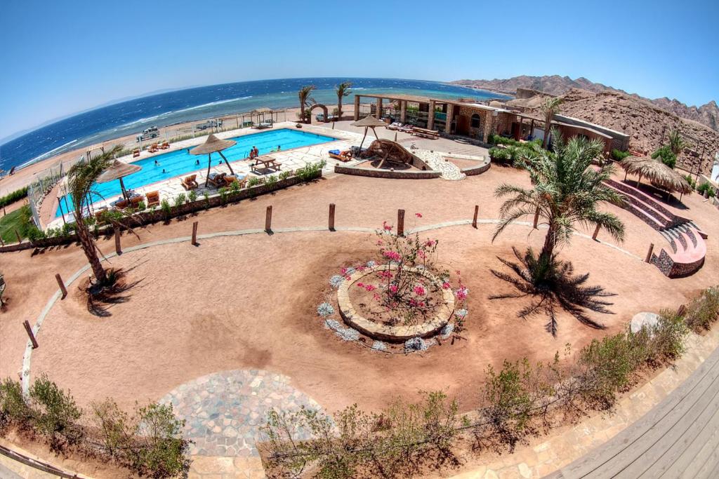 una vista aérea de una piscina en un complejo en Sea View at Canyon Estate, en Dahab