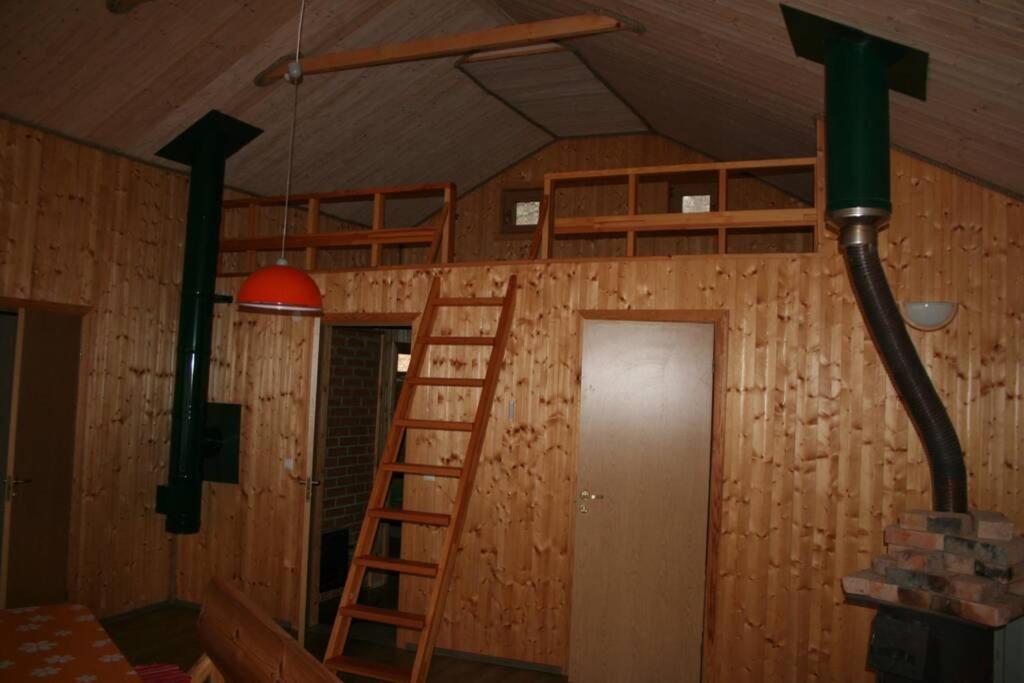 Palanda nebo palandy na pokoji v ubytování Kaussjärve puhkemaja