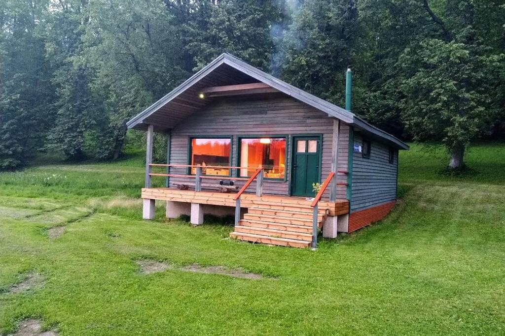 małą kabinę z tarasem na polu w obiekcie Kaussjärve puhkemaja w mieście Rouge