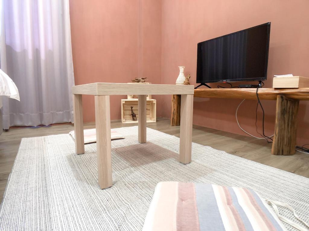TV a/nebo společenská místnost v ubytování Rightday Inn