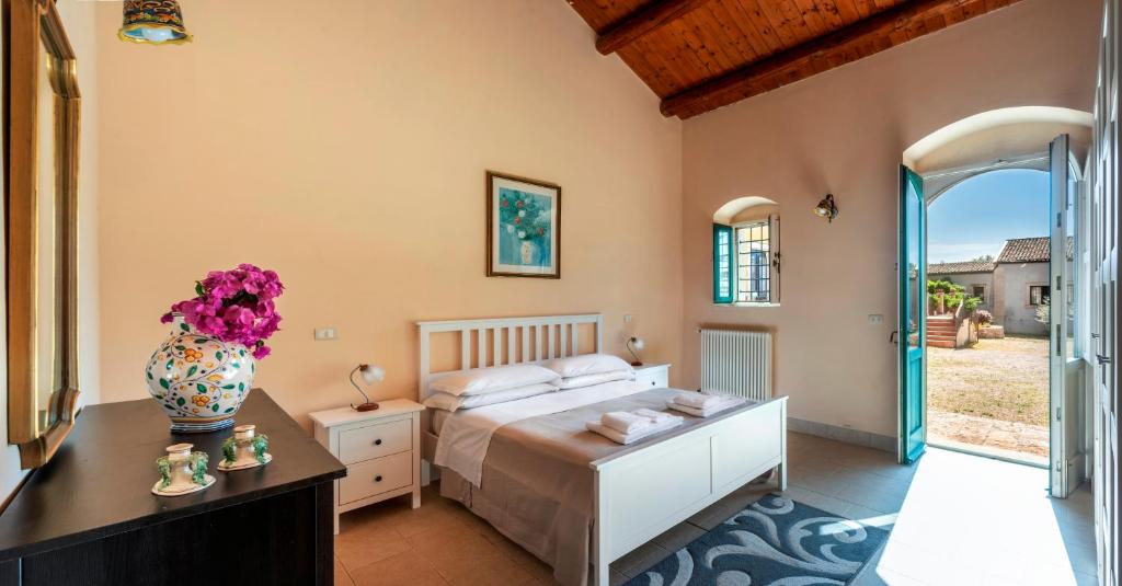 Postel nebo postele na pokoji v ubytování Agriturismo Borgo degli ulivi
