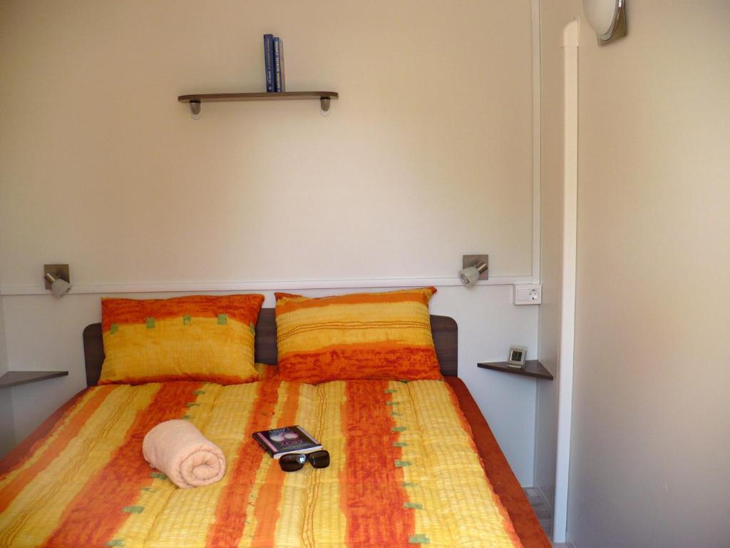 A bed or beds in a room at Victoria mobilehome in camping Stella del Sud