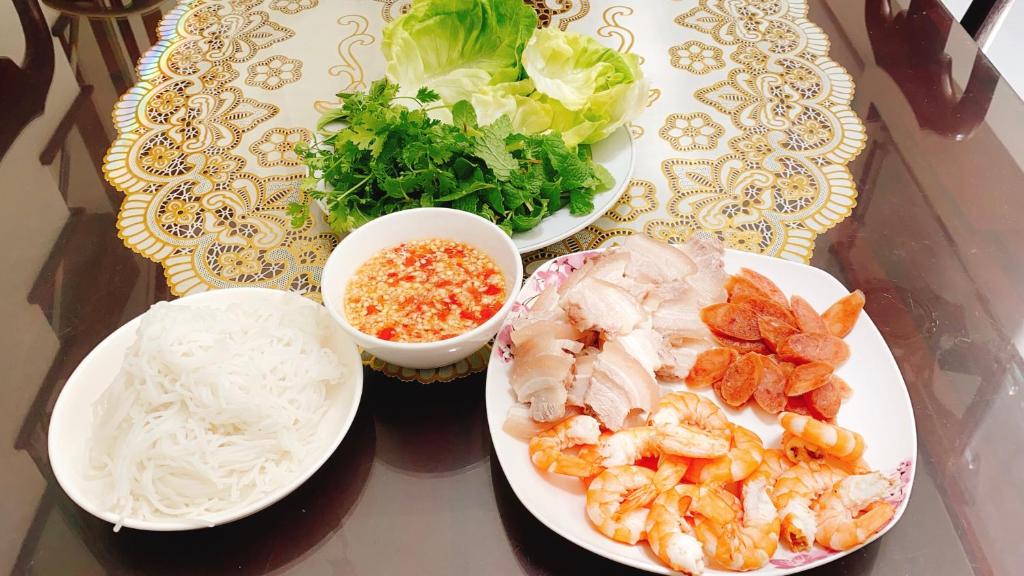 una mesa con dos platos de comida en una mesa en B & B Accommodation Service, en Hoi An