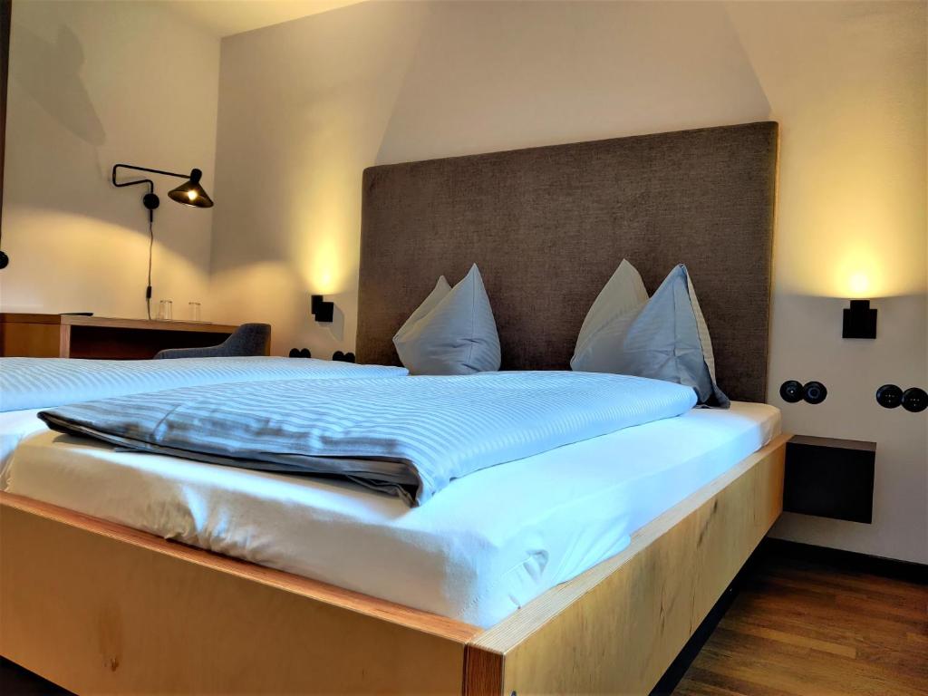 ニュルンベルクにあるBruderherzのベッドルーム1室(大型ベッド1台、木製ヘッドボード付)
