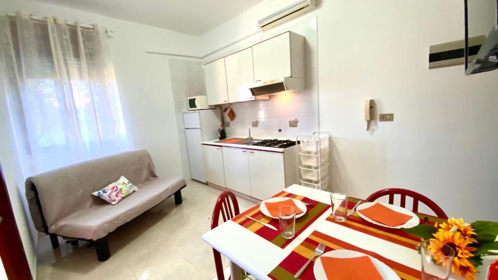Belvedere Home في رودي غارغانيكو: مطبخ وغرفة طعام مع طاولة وكراسي