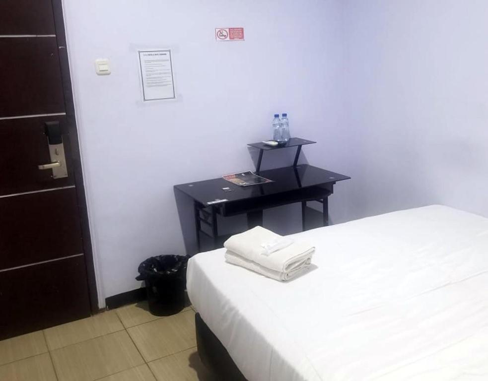Postel nebo postele na pokoji v ubytování Jember City Hotel