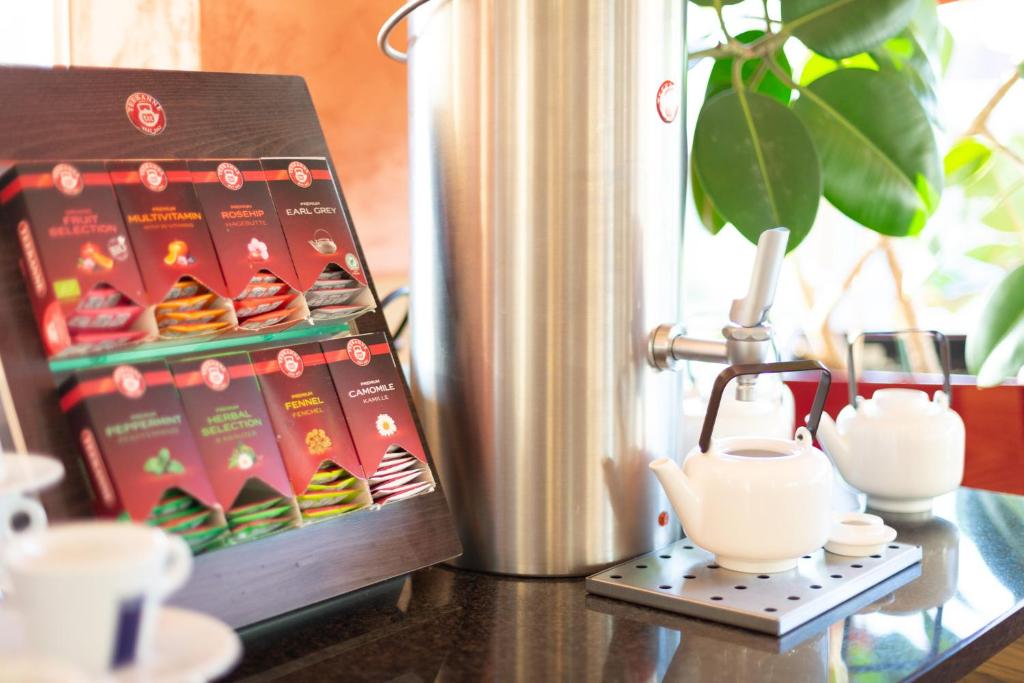 Příslušenství pro přípravu čaje a kávy v ubytování Business Hotel Ambio Gleisdorf