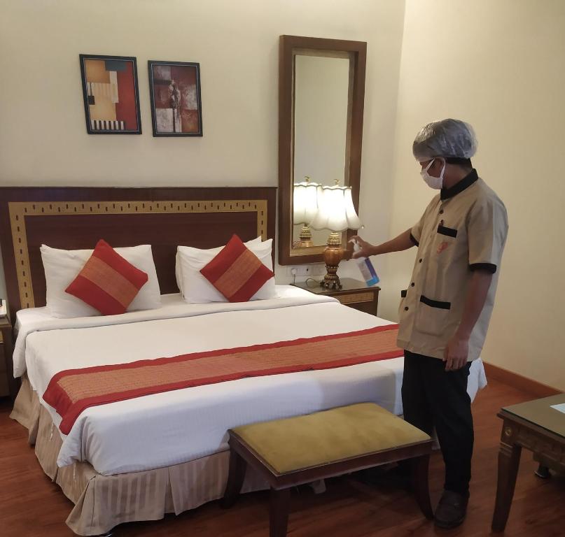 Postel nebo postele na pokoji v ubytování Hotel Picasso Paschim Vihar Delhi - Couple Friendly Local IDs Accepted