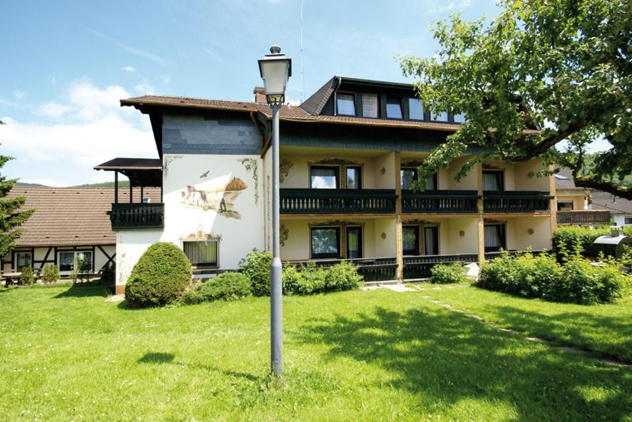 ein Haus mit Straßenbeleuchtung davor in der Unterkunft Hotel & Restaurant Zum Deutschen Haus in Glashütten