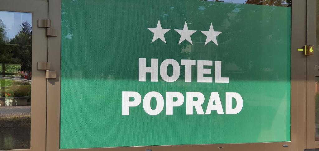 una señal para un portal de hotel frente a un edificio en Hotel Poprad, en Ústí nad Orlicí