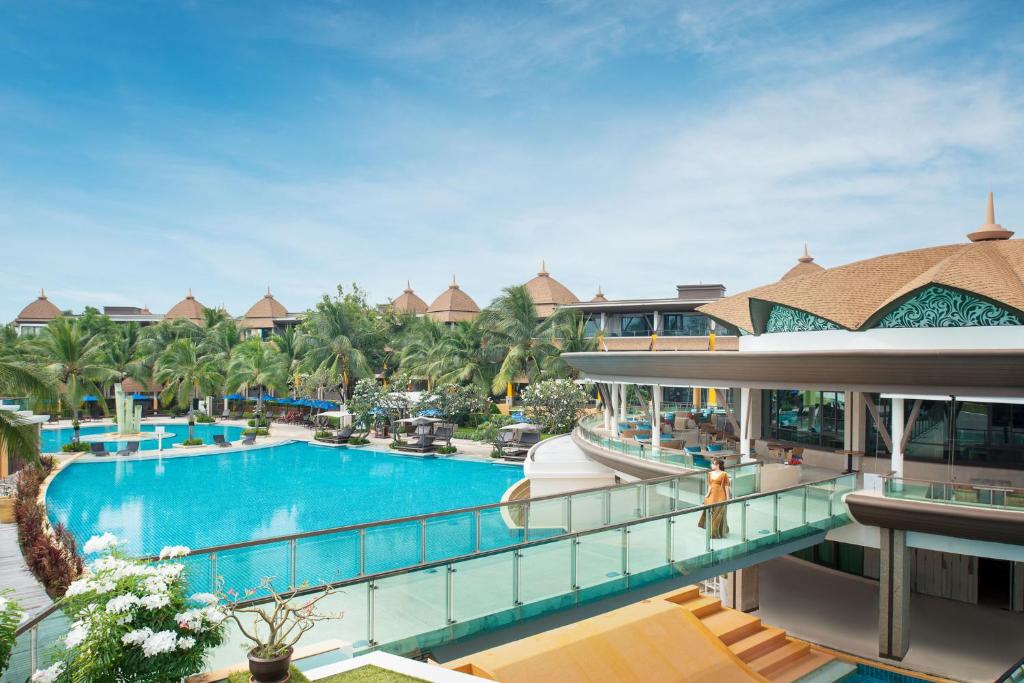 een luchtzicht op een resort met een zwembad bij Springfield @Sea Resort & Spa in Cha Am