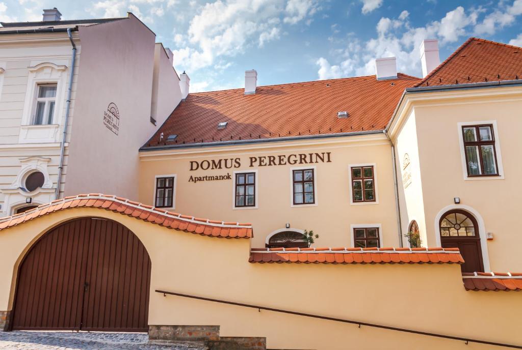 un bâtiment avec un panneau indiquant domus pergruent dans l'établissement Domus Peregrini Apartmanok, à Győr