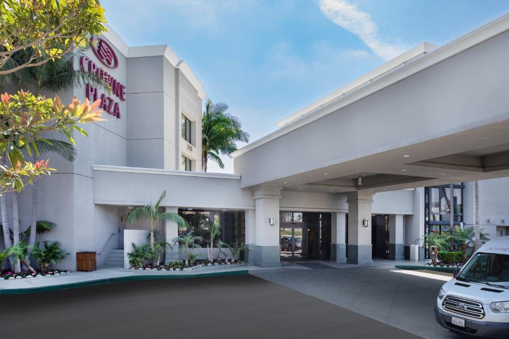a rendering of the front of a hotel at Crowne Plaza Costa Mesa Orange County, an IHG Hotel in Costa Mesa