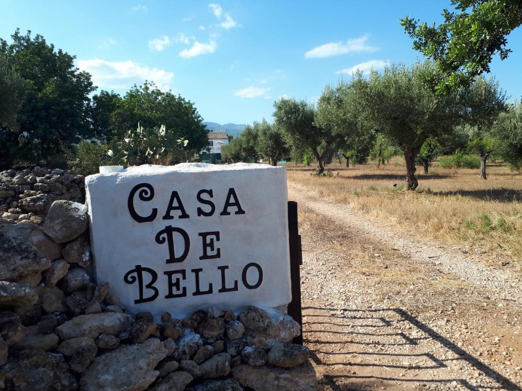 un panneau qui dit casa de bello sur une pile de rochers dans l'établissement Casa de Bello, à Tortosa