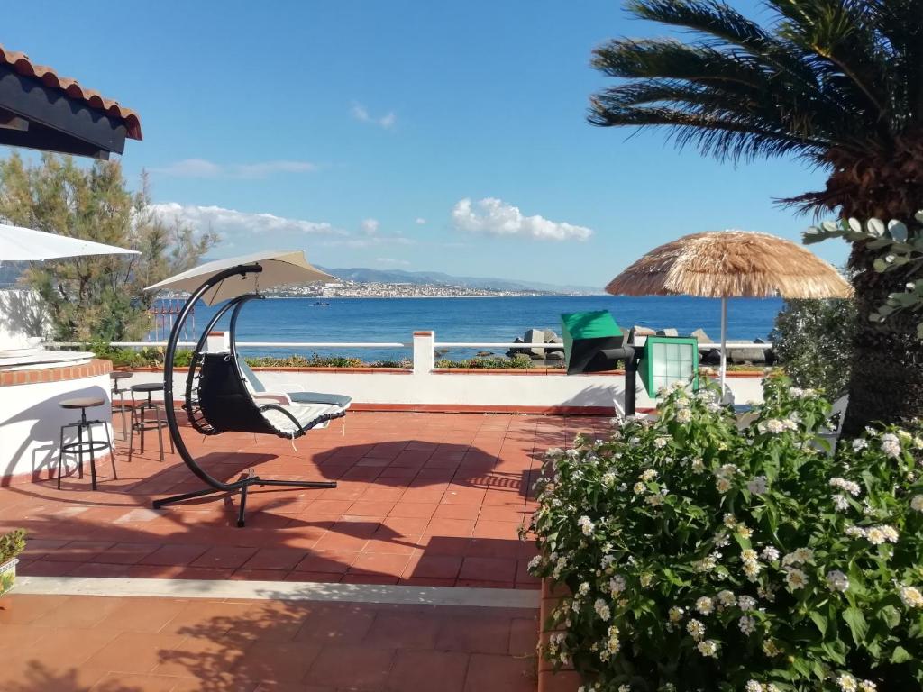 un patio con vistas al océano en La casa di Ale, en Messina