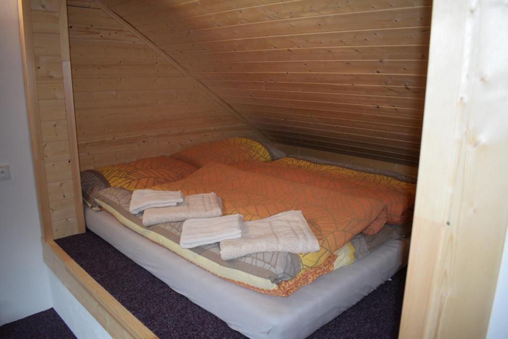 Postel nebo postele na pokoji v ubytování Apartmány Kubova Huť