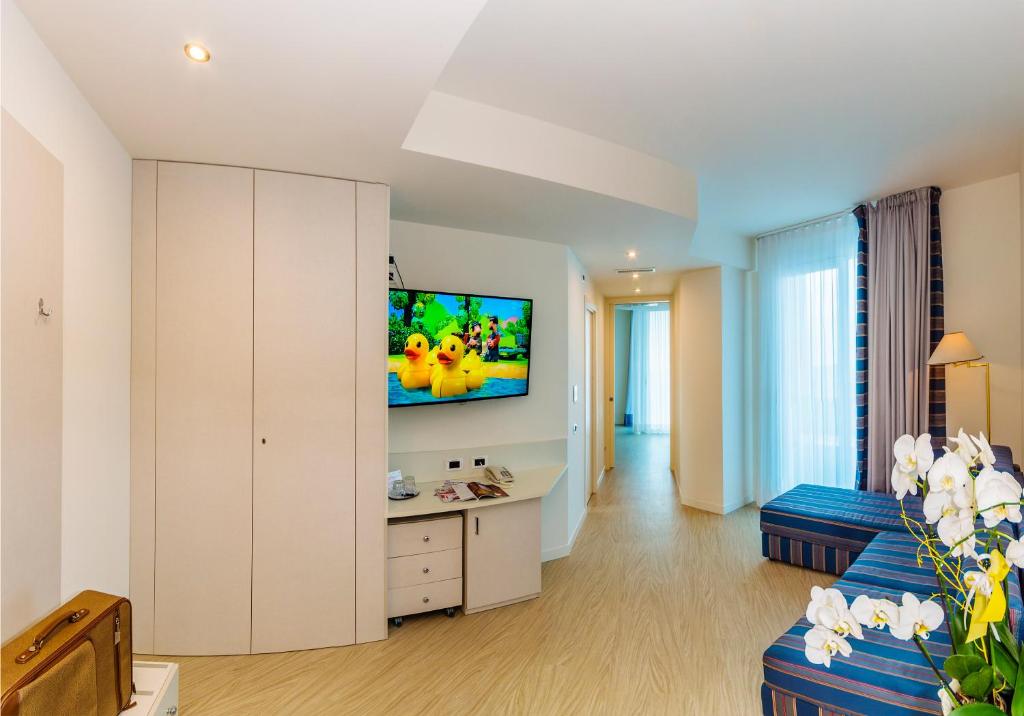 A television and/or entertainment centre at Hotel Panoramic