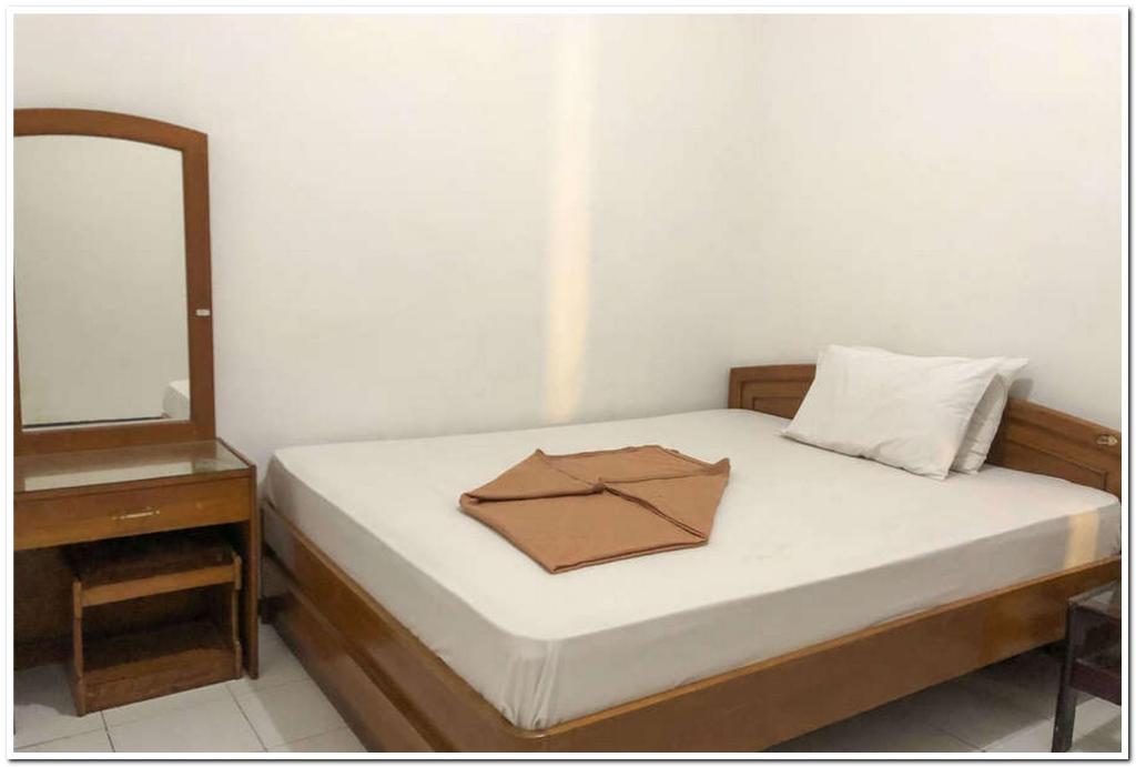 Postel nebo postele na pokoji v ubytování Hotel Baru Inn Batu RedPartner