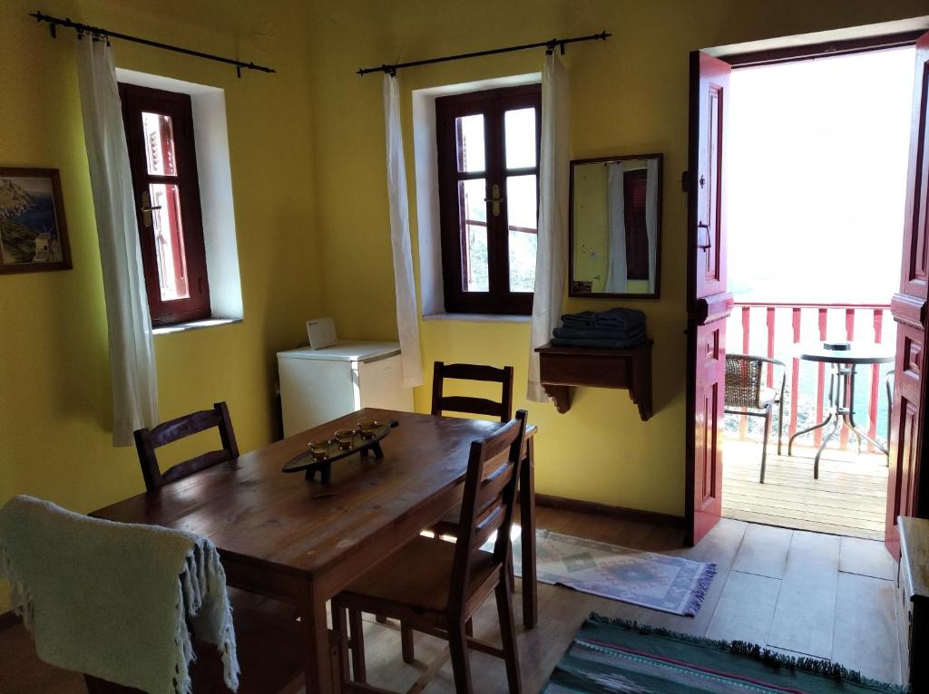 Posezení v ubytování Anemos Guest House Karpathos