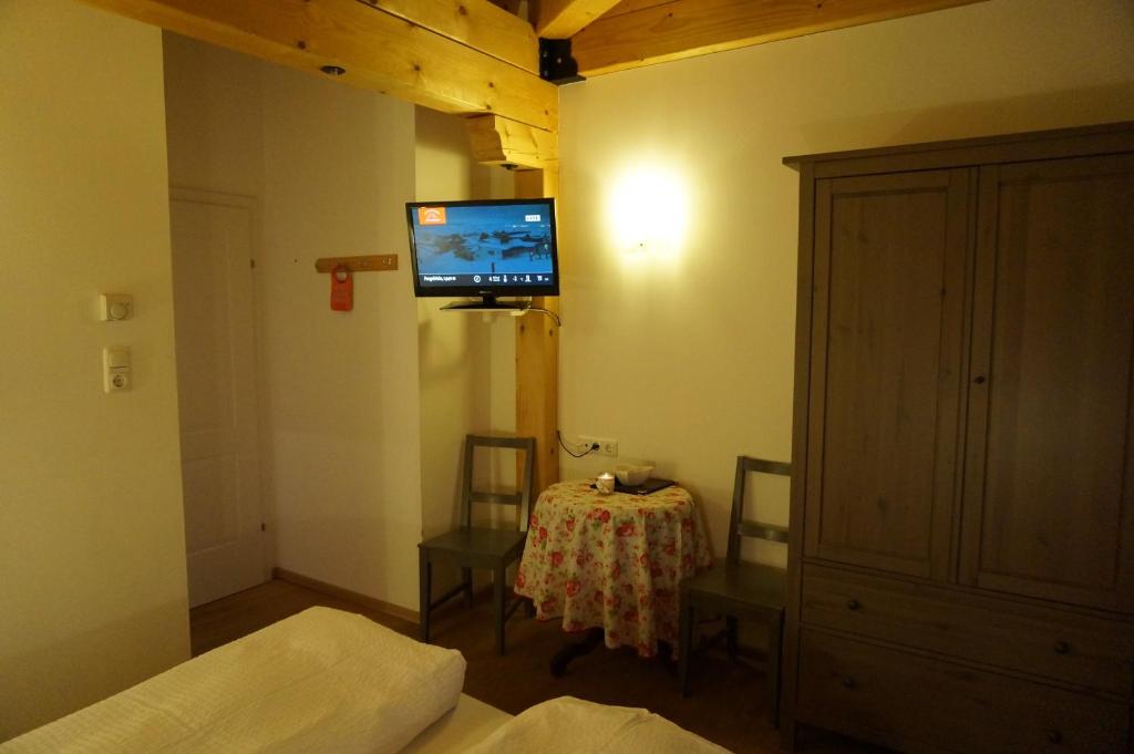 Televízia a/alebo spoločenská miestnosť v ubytovaní Haus Senoner