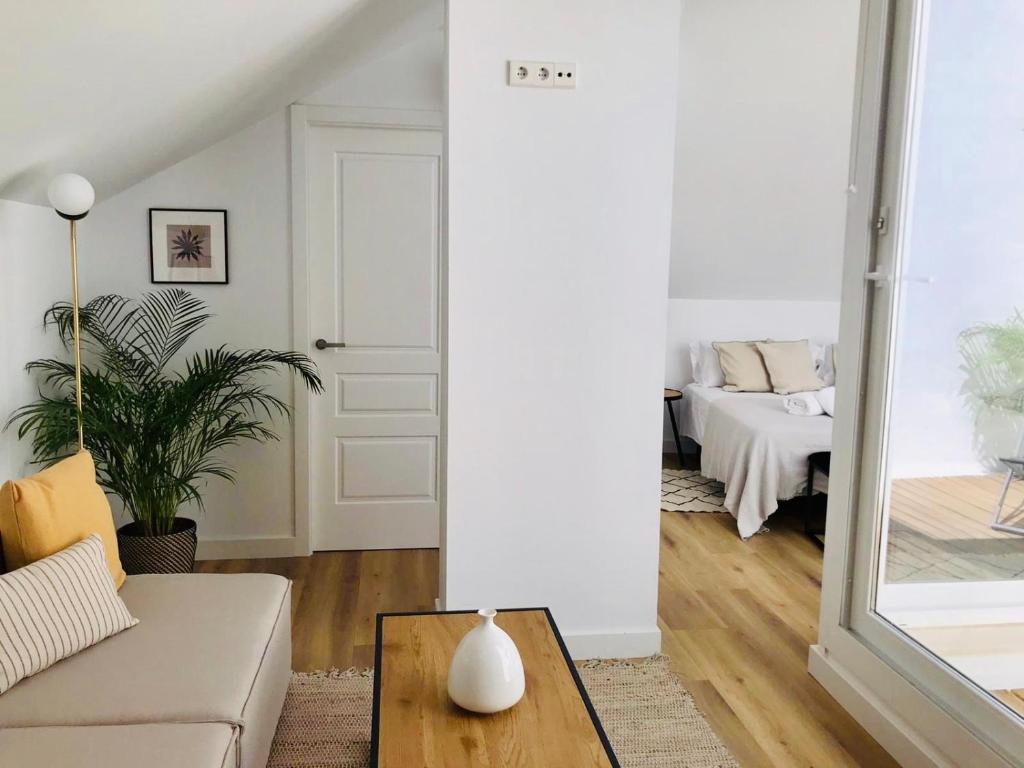 A bed or beds in a room at Apartamentos La Bola Suite