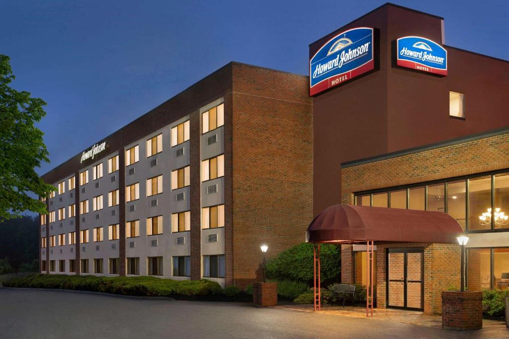 um edifício com um sinal na lateral em Howard Johnson by Wyndham South Portland em South Portland