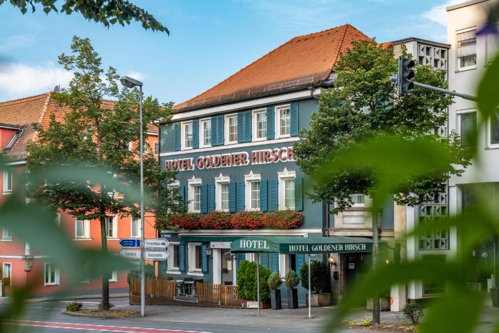 um edifício na esquina de uma rua em Hotel Goldener Hirsch em Bayreuth