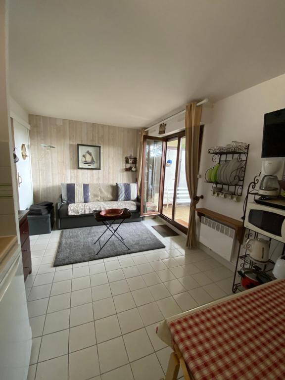 un salon avec un canapé et une table dans l'établissement 2 pièces en Rez de jardin -
