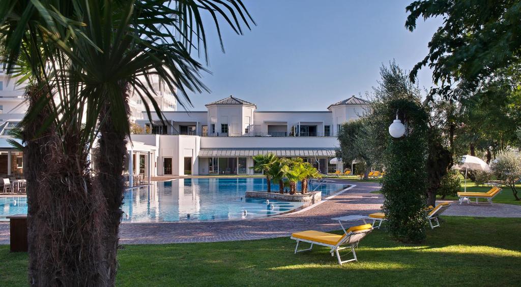 Bazén v ubytovaní Tritone LUXURY HOTEL THERMAE & SPA alebo v jeho blízkosti