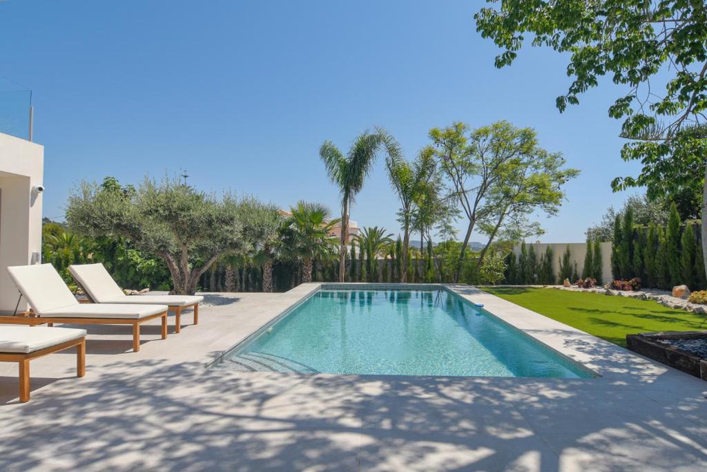 Bazén v ubytovaní Graham Holiday Rentals - Les Bassetes alebo v jeho blízkosti