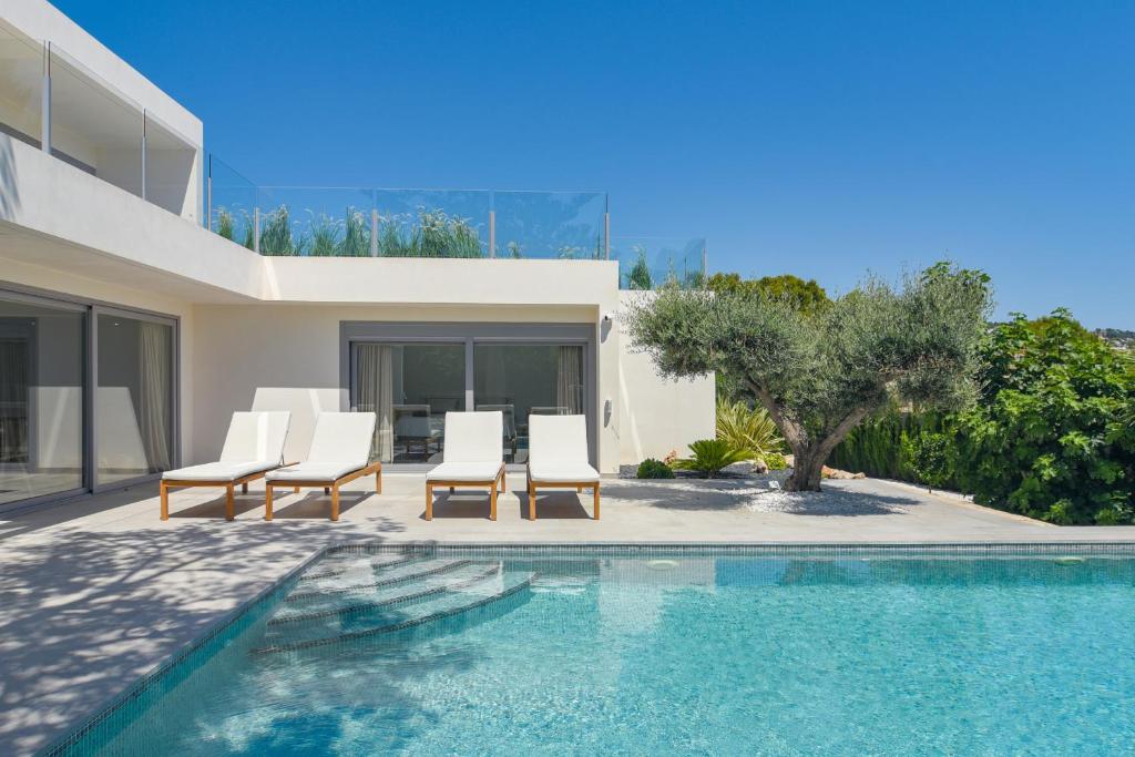 Bazén v ubytovaní Graham Holiday Rentals - Les Bassetes alebo v jeho blízkosti