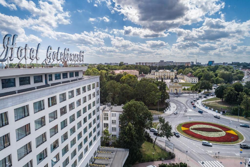 Hotel Gołębiewski Białystok في بياويستوك: اطلالة على مدينة بها مبنى