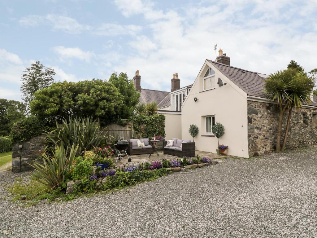 une maison avec un jardin en face dans l'établissement Rhiw Afallen, à Caernarfon