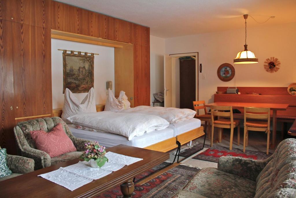 1 Schlafzimmer mit einem Bett und einem Esszimmer in der Unterkunft Apartment in Seefeld in Tirol in Seefeld in Tirol