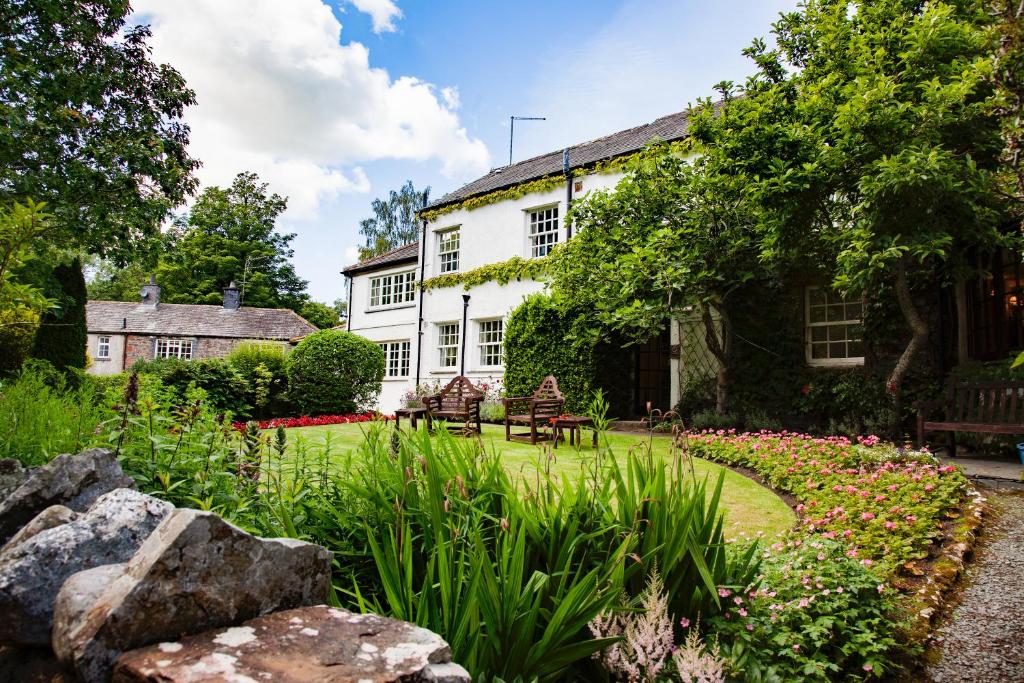 une maison avec un jardin en face dans l'établissement The Pheasant Inn - The Inn Collection Group, à Bassenthwaite